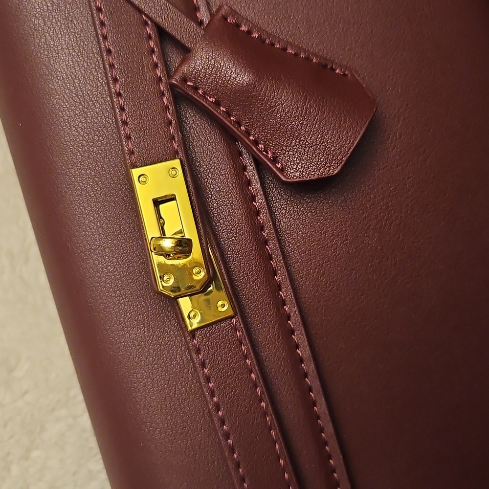 Elegant Brown Leather Shoulder Bag - Picture 2 of 6